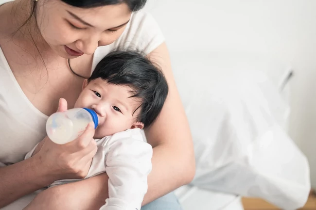 asian-young-woman-hug-feed-milk-to-cute-infant-ba-2021-11-06-01-34-01-utc_resultat.webp
